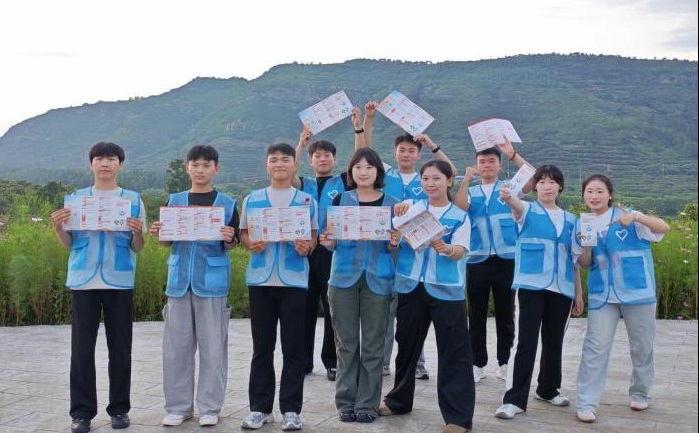 图12:于垛庄镇华润希望小镇展示学生资助政策宣传折页合影