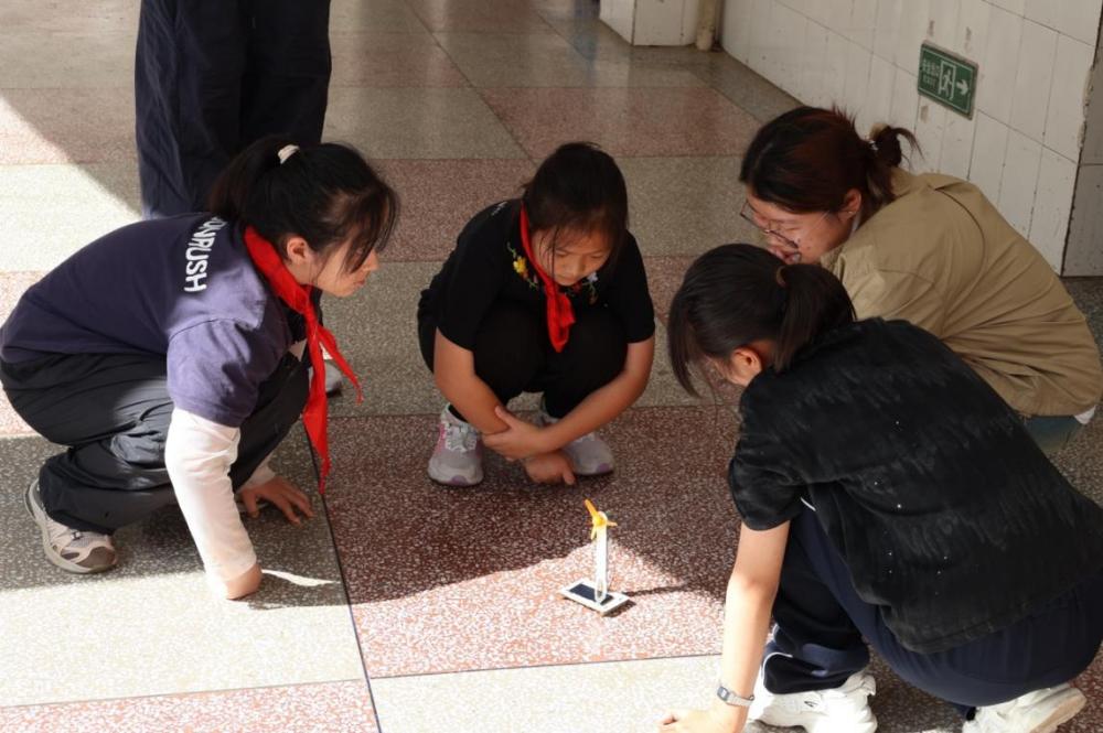 图为“云南的超级能源从哪来”课程中学生体验太阳能发电 施顾襄摄