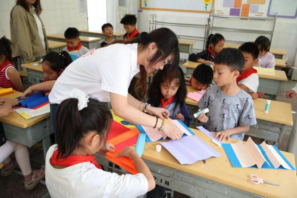 图为“大山为什么褶皱了”课程中学生制作山体褶皱模型 施顾襄摄