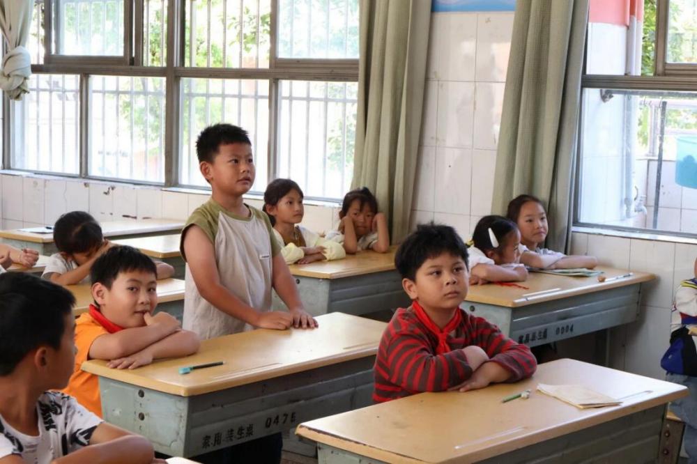 图为学生分享阅读家书后的感悟 施顾襄摄