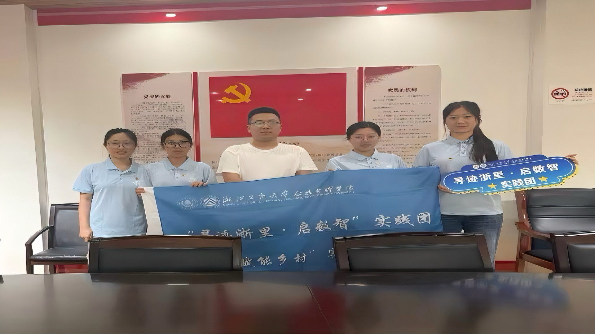 ���˸������ʵ��������˼쾵��к���