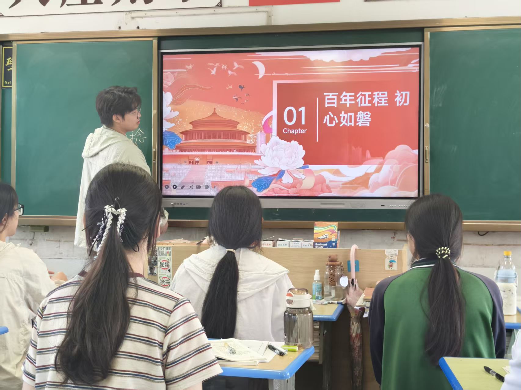 �������ɫѪ�� �ഺ���д�н�𡪡�����ѧԺ��ȫ���غ�ɫ��������ʵ��С�ֶӿ�չ���ڡ������硱���