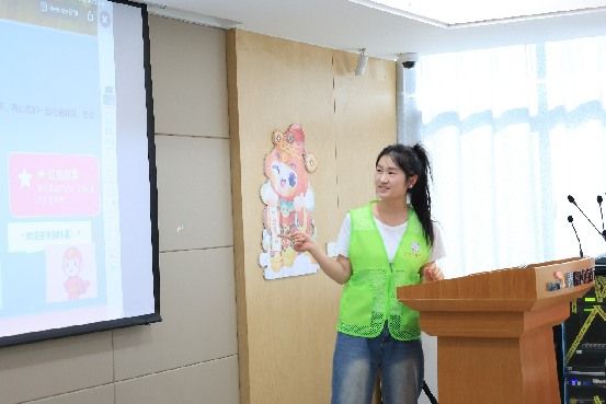 图为实践队队员在童心课堂为孩子们讲授叶县本土乡土文化知识。姜可心供图