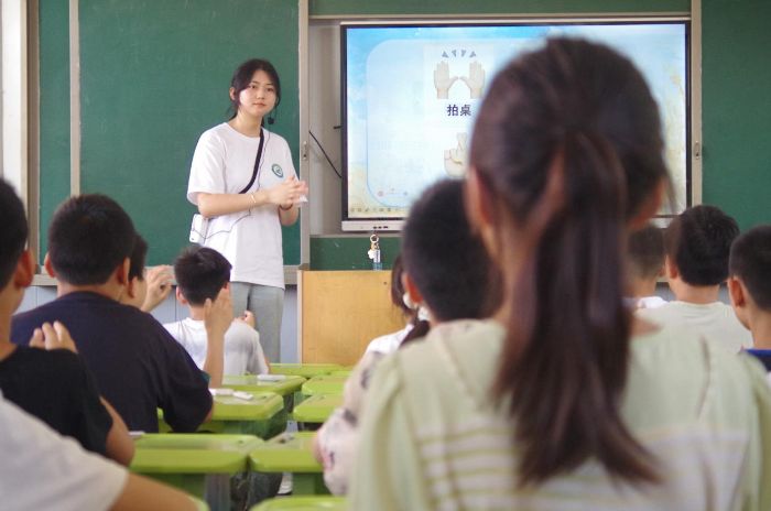 实践队队员薛婧雯指导学生练习歌曲 刘筱榴摄