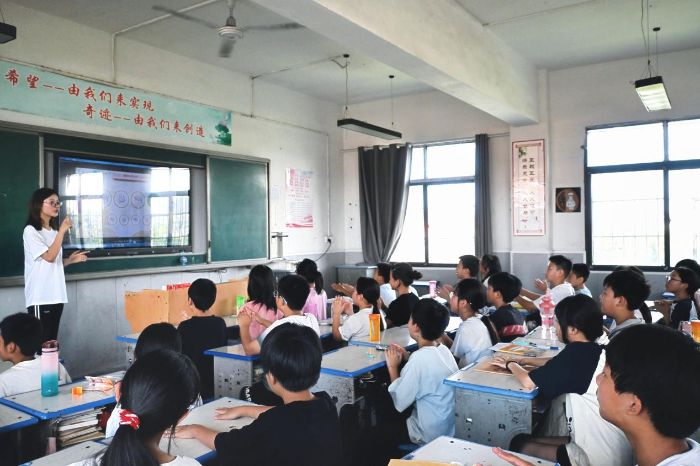 学生积极参与课堂互动 李荣杰摄