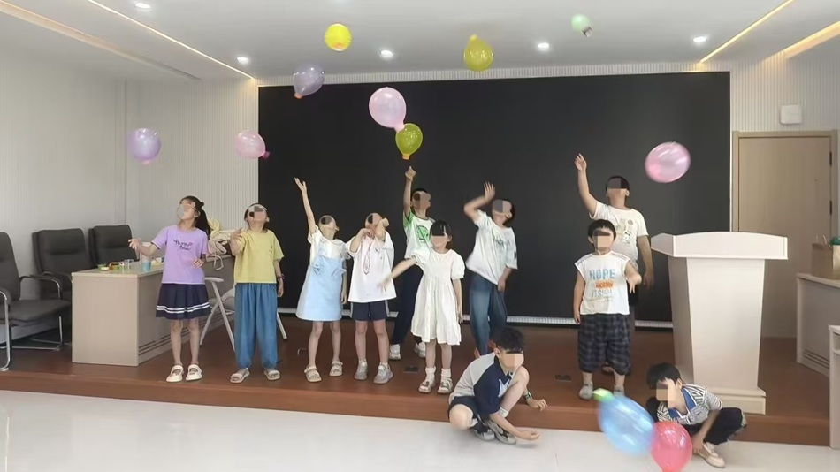 纸杯热气球升空 任桂青摄